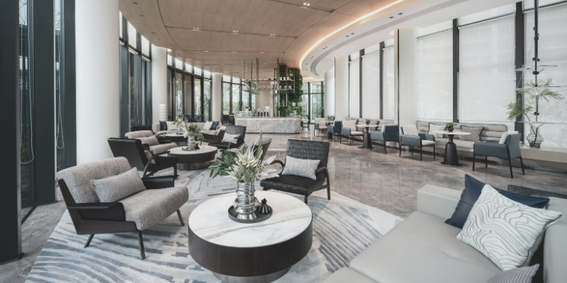 Modern gestalteter Objektbereich mit Sitzmöbeln und hochwertigen Materialien in einer Hotellounge