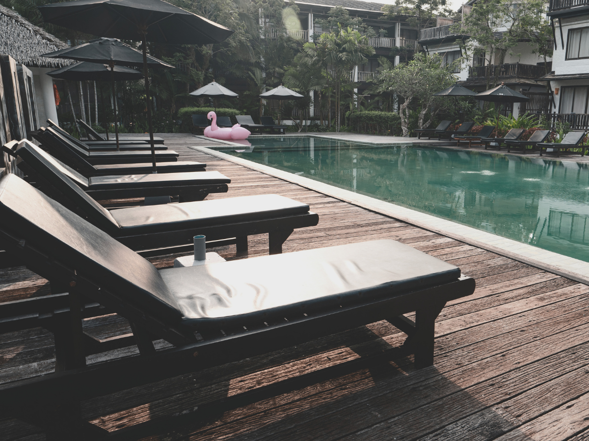 Outdoor-Liegepolster mit feuchtigkeitsbeständigen Schaumstoffen im Pool- und Hotelbereich