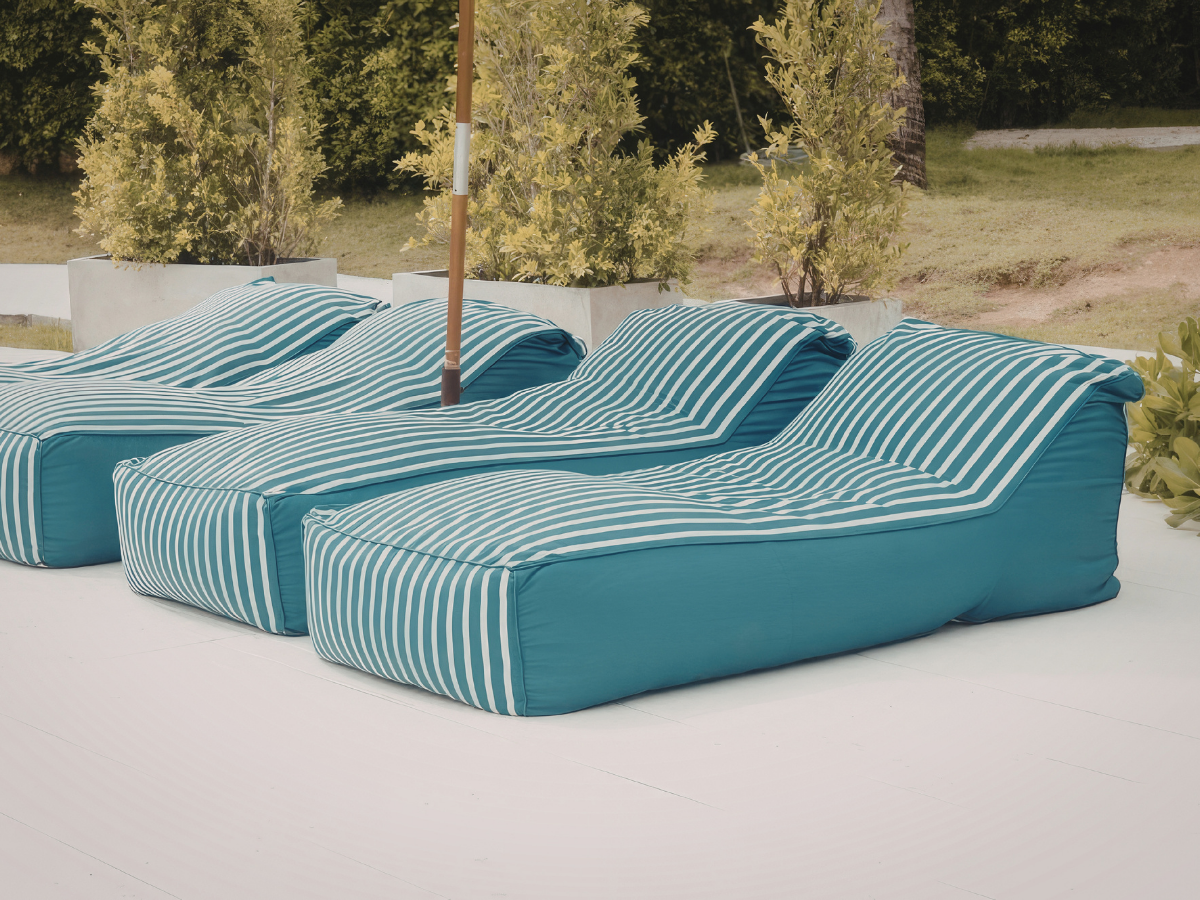 Outdoor-Loungepolster mit flexibler Füllung aus Schaumstoffflocken und EPS-Perlen